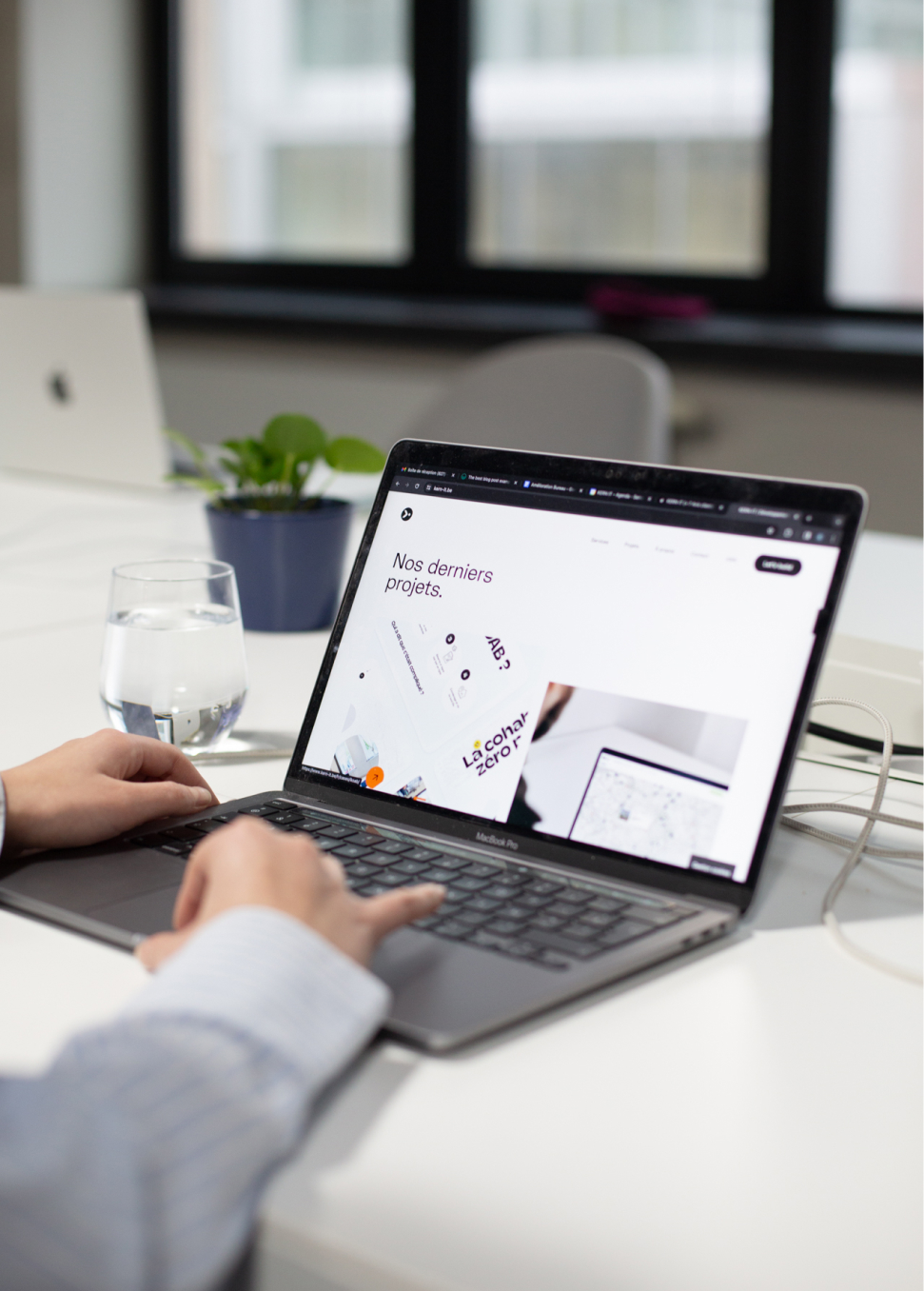 Team member looking at the Kern-IT website