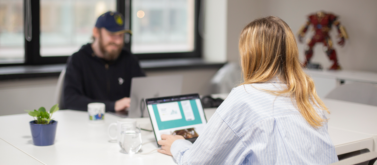 deux employés en meeting dans la salle de réunion